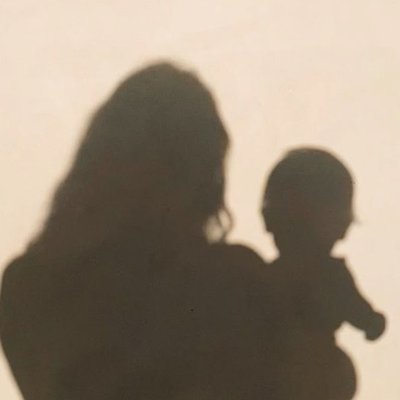 子どもを抱っこするちーのシルエット